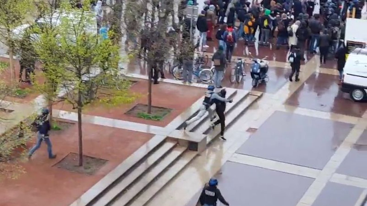 Un policier fait un plaquage musclé à la nuque sur un manifestant à Lyon