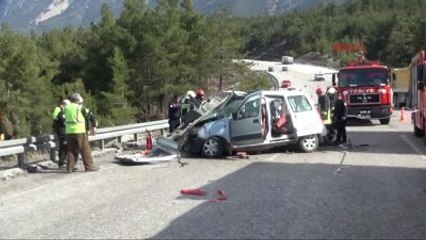 Descargar video: Denizli Hafif Ticari Araç Otomobille Çarpıştı 4 Ölü, 2 Yaralı-2