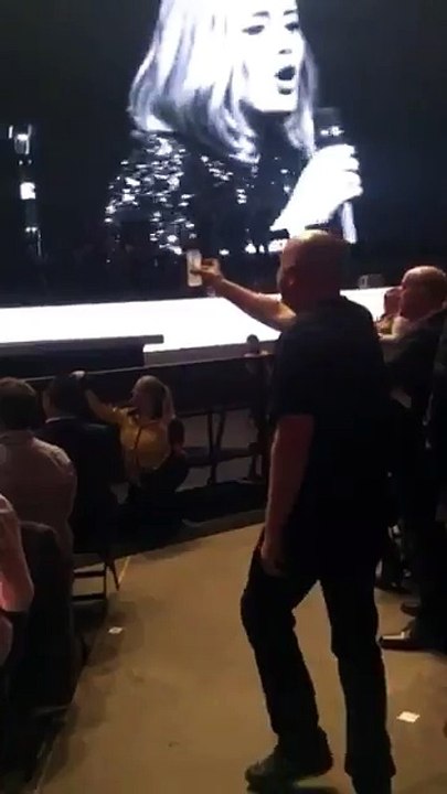 Fã interrompe show de Adele para oferecer bebida e cantora aceita. Veja vídeo!