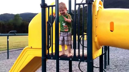 Criança vê irmão mais velho a descer num "firepole"... tenta imitá-lo mas não corre como esperado!