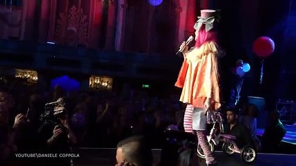 Border­line :  Ivre, Madonna arrive à un concert avec 4h de retard !