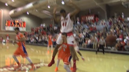 Download Video: Un joueur de basket dunk et fini sur les épaules de son adversaire. Magique!