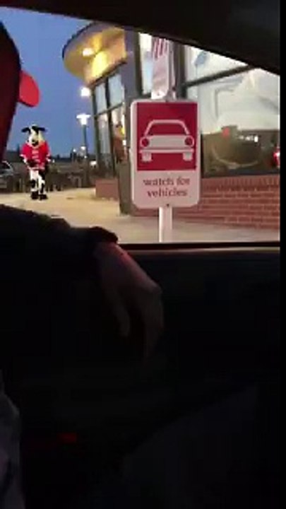 Une mascotte déguisée en vache se lance dans une petite danse hip hop très classe