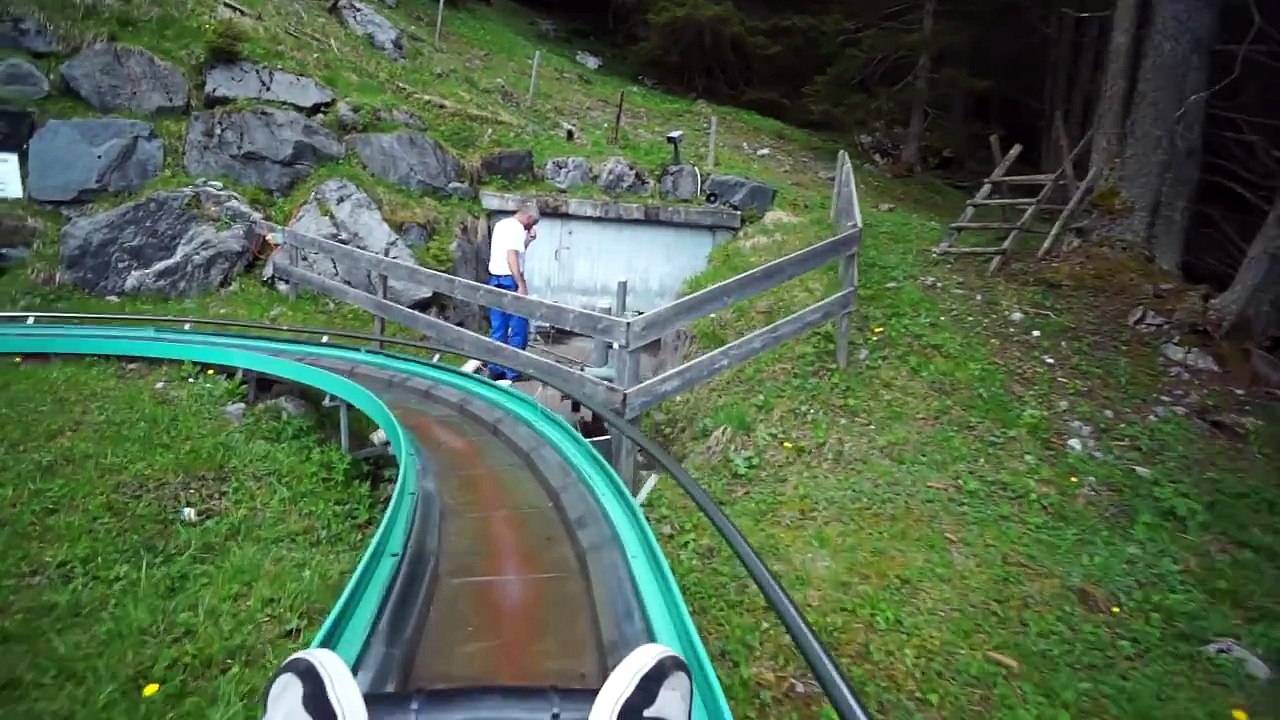 Un Roller Coaster à couper le souffle dans les montagnes en Suisse