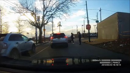 Un automobiliste attaqué par quatre hommes en colère