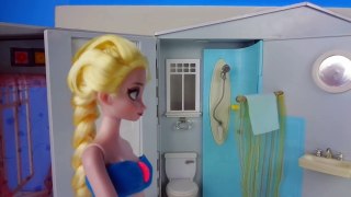 Frozen Elsa in bathtub gets slimed by Shrek Babies