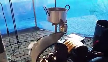 Une surpenante machine faite maison confectionne des crêpes en continu