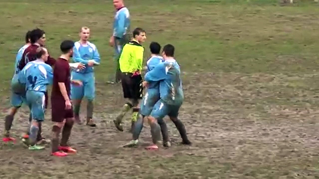 Zap Foot du 11 mars: les joueurs de Naples s'éclatent à l'entraînement, le sale tacle de Zubar, Griezmann plus malin qu'un robot.