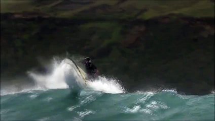 Un Jet Ski éclate un Drone en sautant