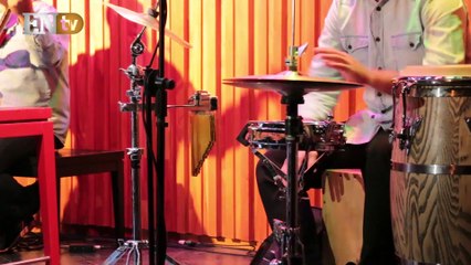 Daniel Huen le canta a sus fanáticas al ritmo de las "Olas del mar"