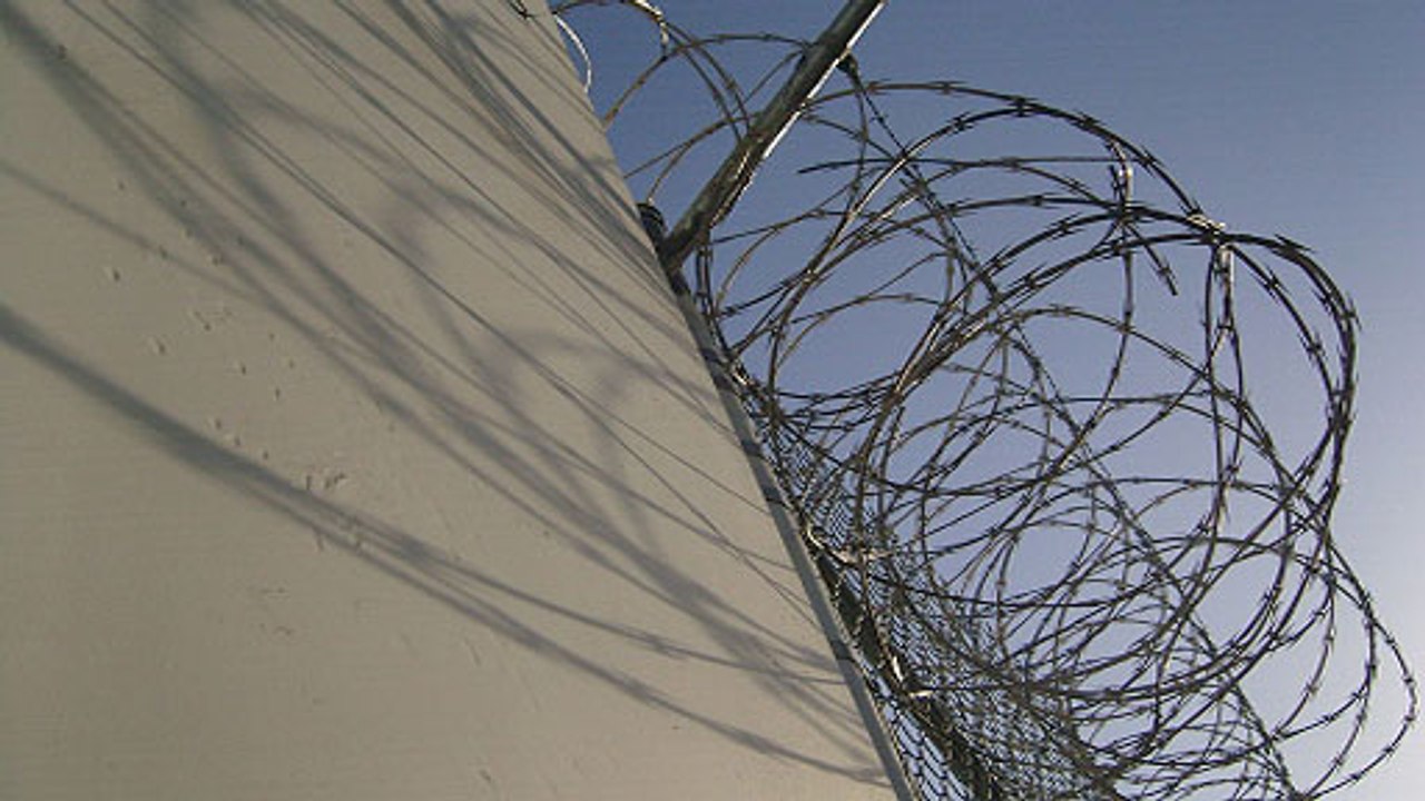 Parmaklıklar Ardında - Elektrikli Tellerin İçinde (Nat Geo Türkçe Belgesel)