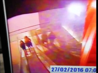 Un taré balance un Vélib sur deux femmes dans les escalators