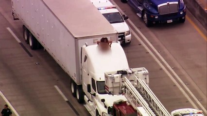 Une femme à poil sur un camion et provoque 2h de bouchons