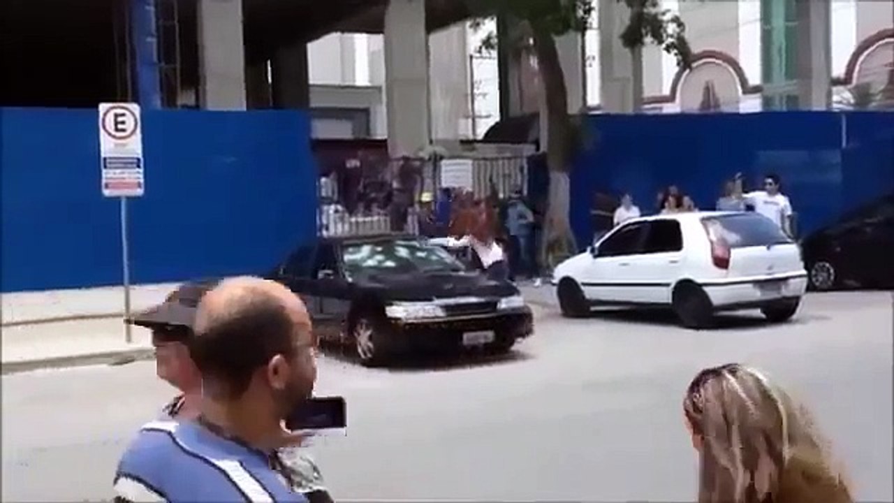 Donna tradita distrugge l'automobile dell'Ex marito a martellate