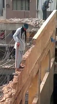 Ovaj Zidar Sa Takvom Lakocom Rusi Zid Dok Stoji Na Istom i Rizikuje Svoj Zivot...