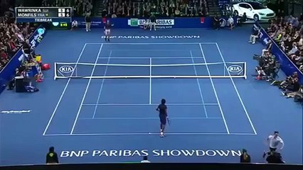 Gaël Monfils tente une tête en match de tennis officiel