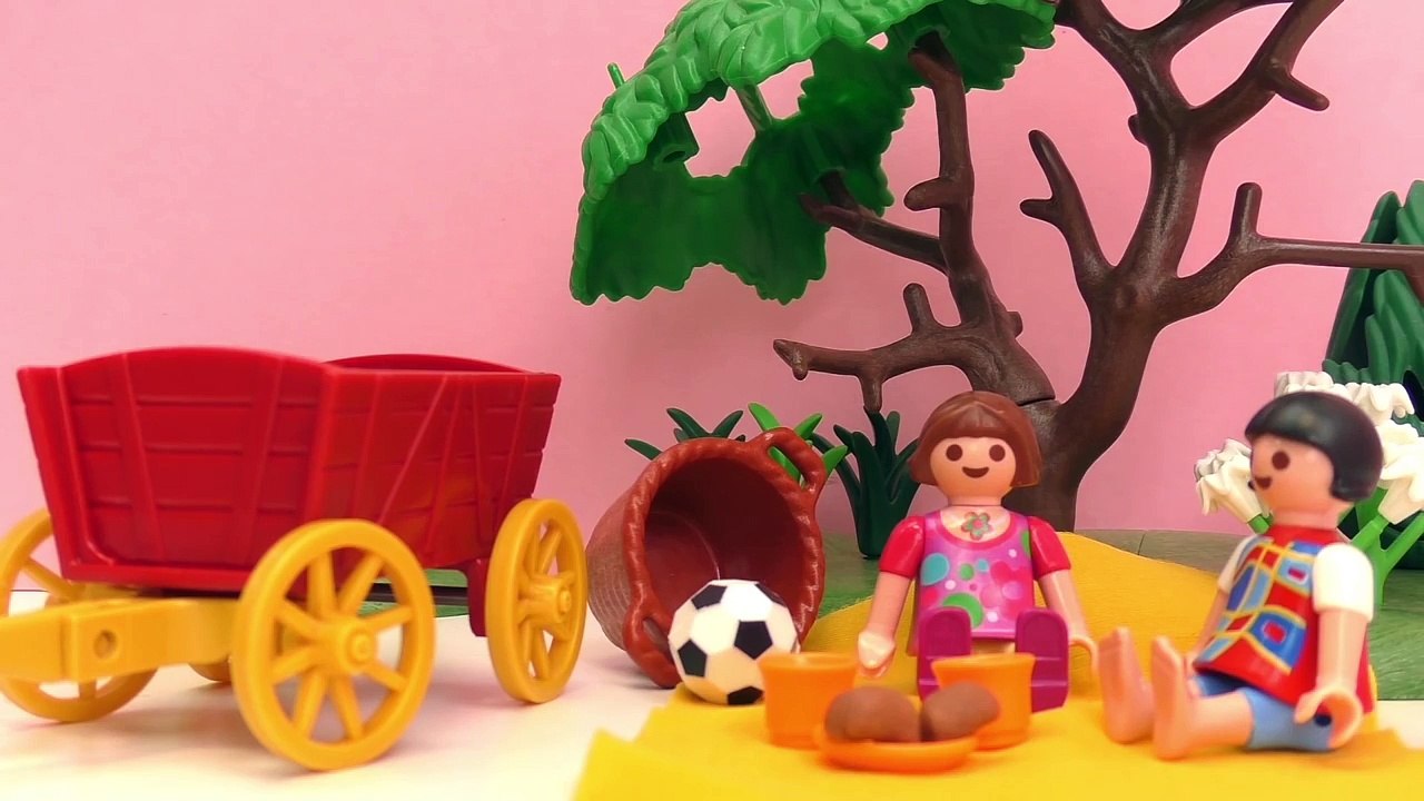 Playmobil Story Lena et Chrissy font un pique nique dans la forêt féérique