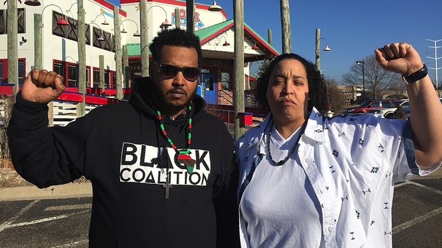 Joe's Crab Shacks Decorates with LYNCHING PHOTO