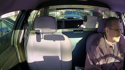 Il braque un chauffeur de taxi sous les yeux d'un flic.