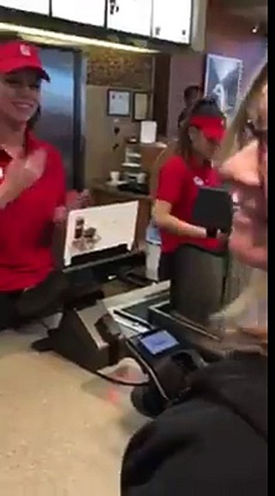 Une fille sourde-muette commande au McDo… ce que la caissière fait lui met les larmes aux yeux