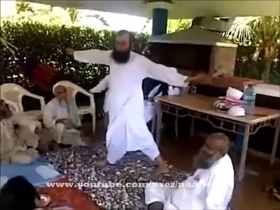 What Maulana Tariq Jameel is Doing in His Friends Gathering