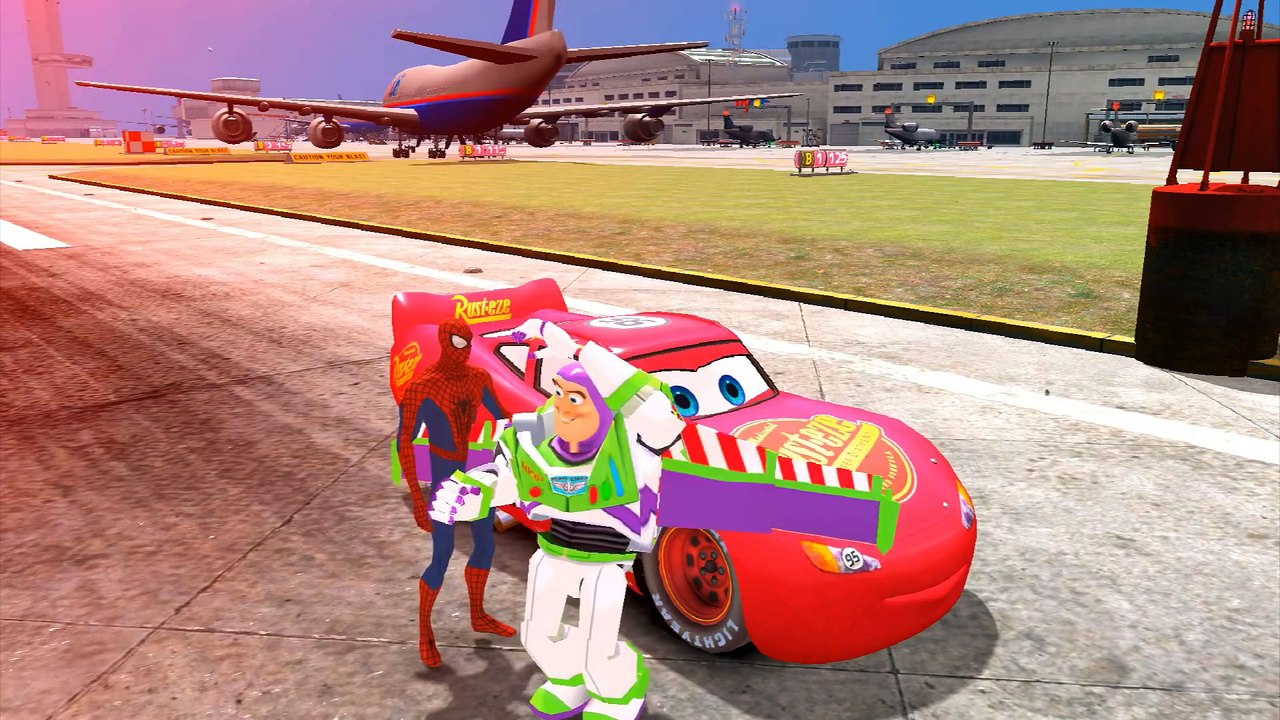 Spiderman & Buzz l'Eclair (Toy Story) font des cascades avec Flash McQueen dans un aéroport