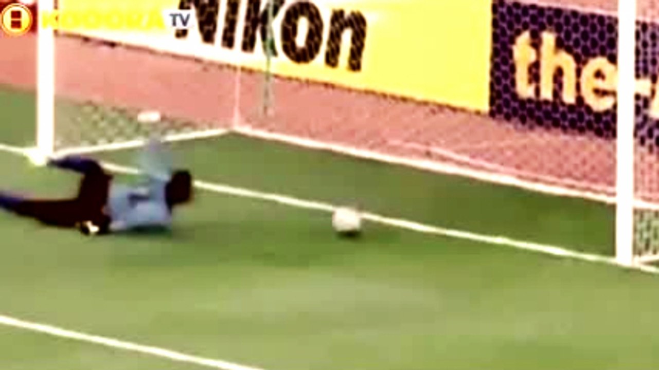 حارس مرمى  يرتكب خطأ لا يغتفر