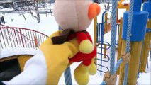 おもちゃ アンパンマンと妖怪ウォッチ ジバニャンが雪の公園のすべり台であそんでるよぉ～♪Anpanman Yo kai watch♪ゆうぴょん♪♪121
