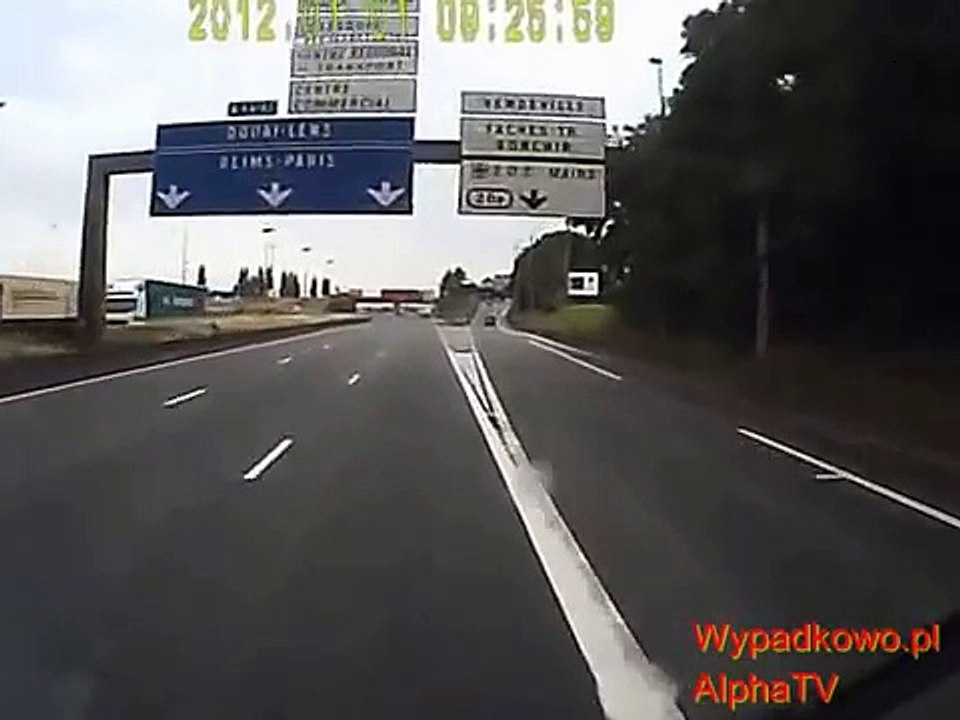 Kierowca TIRa powoduje wypadek na autostradzie i ucieka