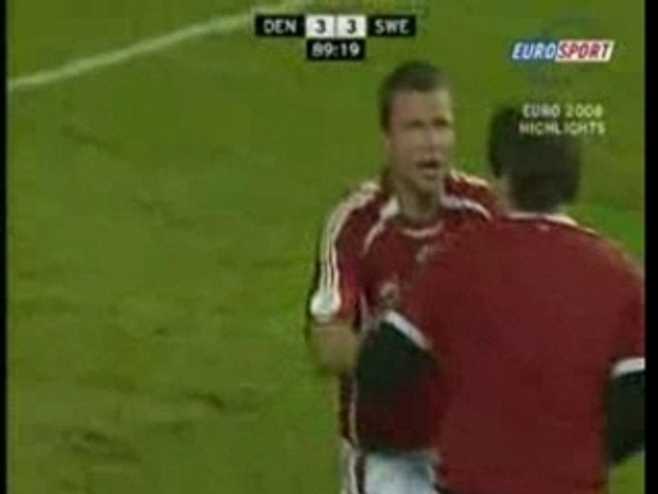 un supporteur danois attaque un arbitre !