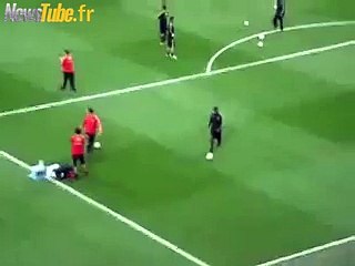 Ronaldinho humilie durant son coéquipier de le réchauffer