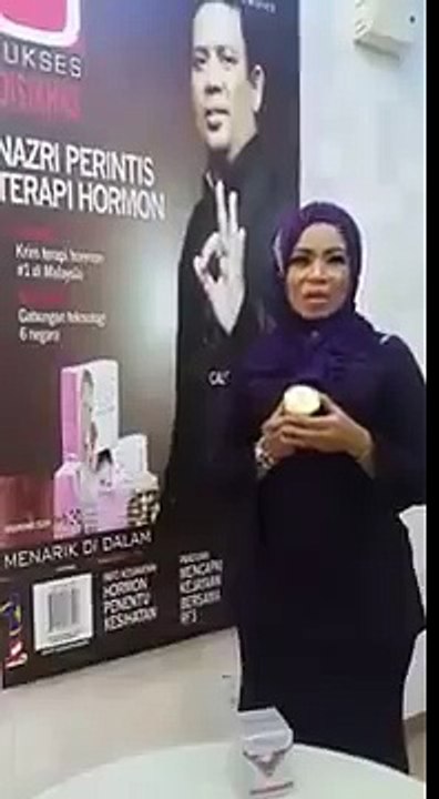 RAHSIA BAGAIMANA WANITA INI MEMPUNYAI PAYUDARA YANG TEGANG,ANJAL DAN TIDAK KENDUR WALAUPUN BERUSIA 50-AN.