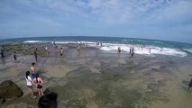 Espectacular ola arrastra a todos los bañistas de una playa