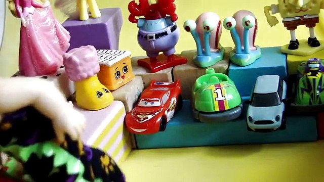 Мама Барби, Маша и Медведь. Маша разбогатела и пошла в магазин игрушек