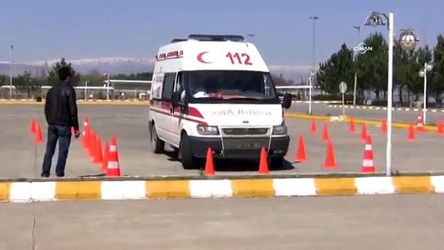 Ambulans şoförlerine sürüş teknikleri eğitimi verildi