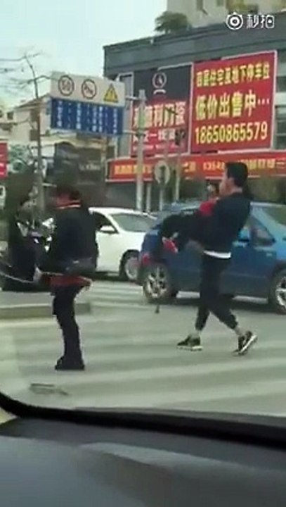 Un jeune homme porte une mamie pour la faire traverser la route. Beau geste