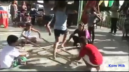 Kendi aralarında oyun oynayan çocuklar