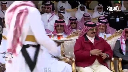 الملك سلمان يستعرض القوات المشاركة بــ #رعد_الشمال