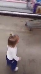 La petite entre dans le supermarché, tout le monde lui sourit !
