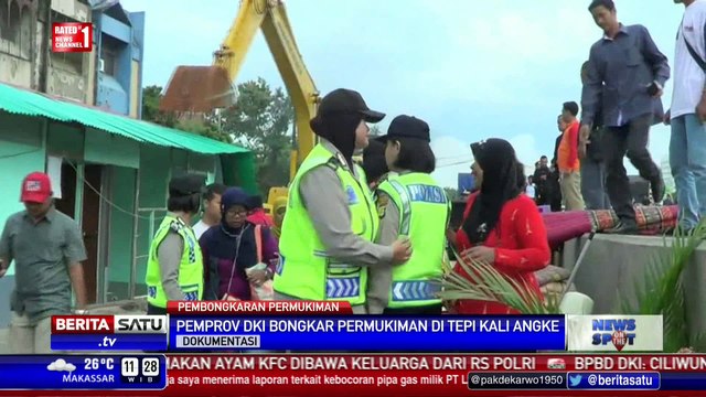 Bangunan Liar di Bantaran Anak Kali Angke Pinangsia Dibongkar