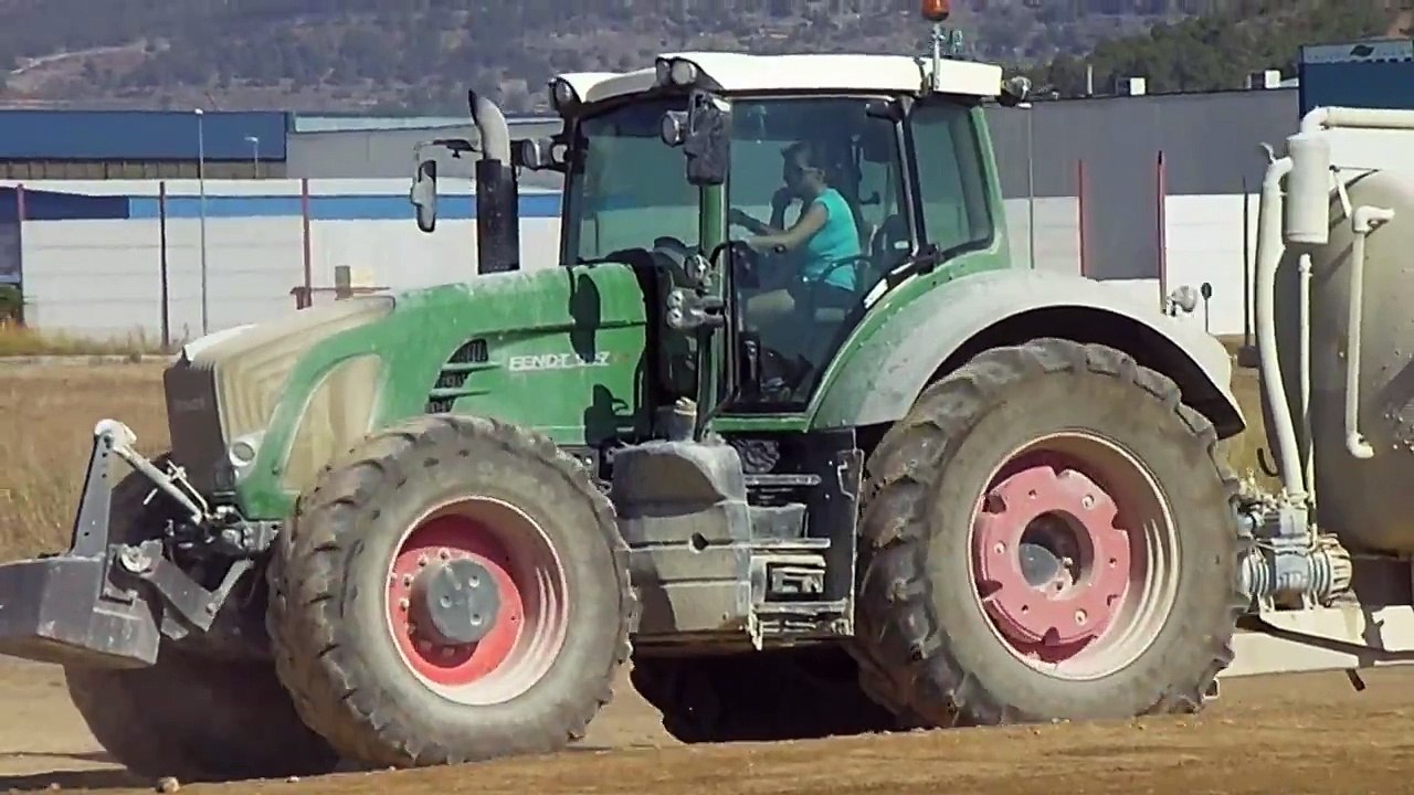Fendt 927 Vario tractor pulling a water tank