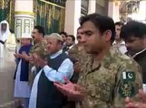 Check Reaction Of Nawaz Sharif In Front Of General Raheel Sharif in Masjid e Nabvi