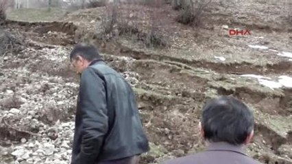 Sivas Köylüleri Korkutan Heyelan