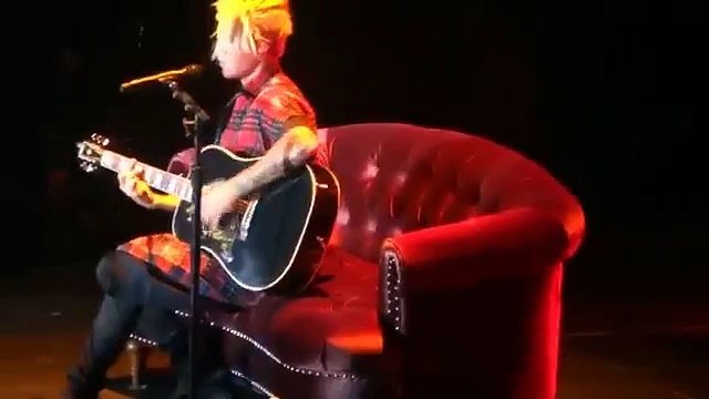 Justin Bieber chante assis sur un canapé pendant sa nouvelle