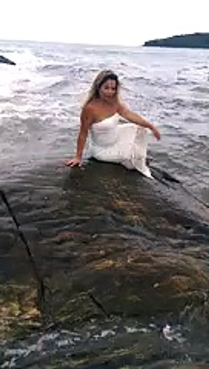 See What Happened to Fashion Model During Her Shoot at Beach