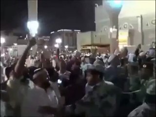 People in Masjif e Nabvi Chanting