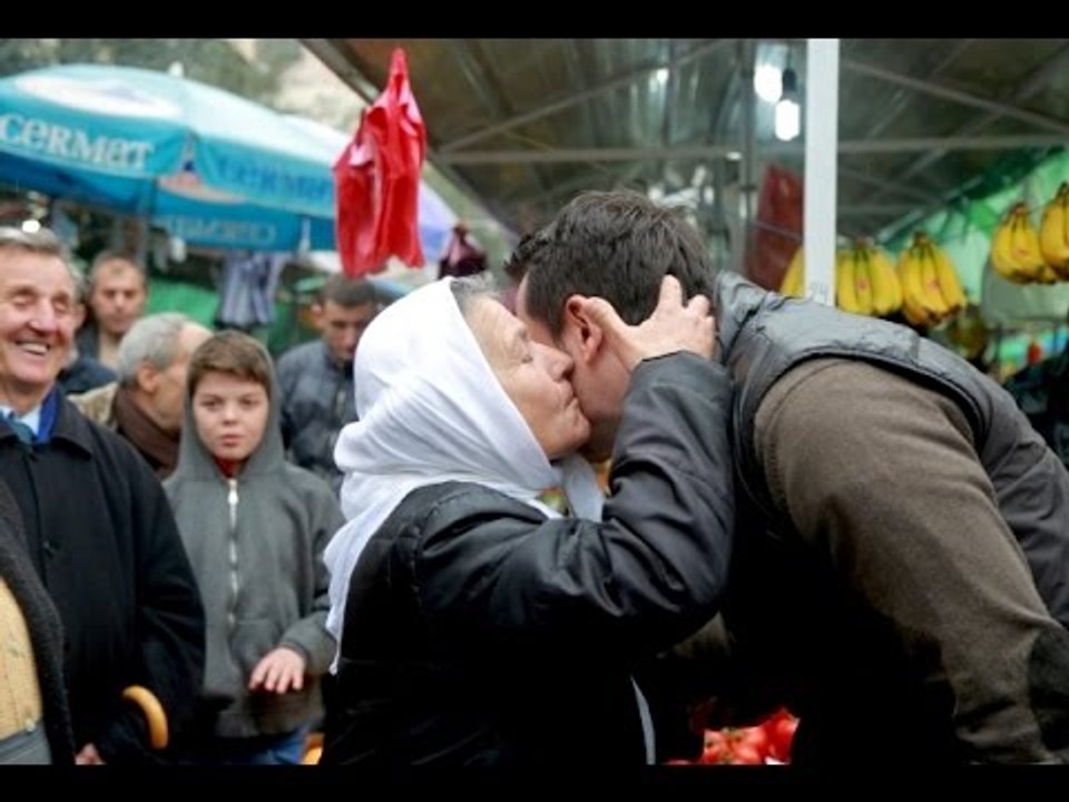 Report TV - Gjoba ndaj gruas së moshuar Bashkia Tiranë i jep një 'dyqan' të ri