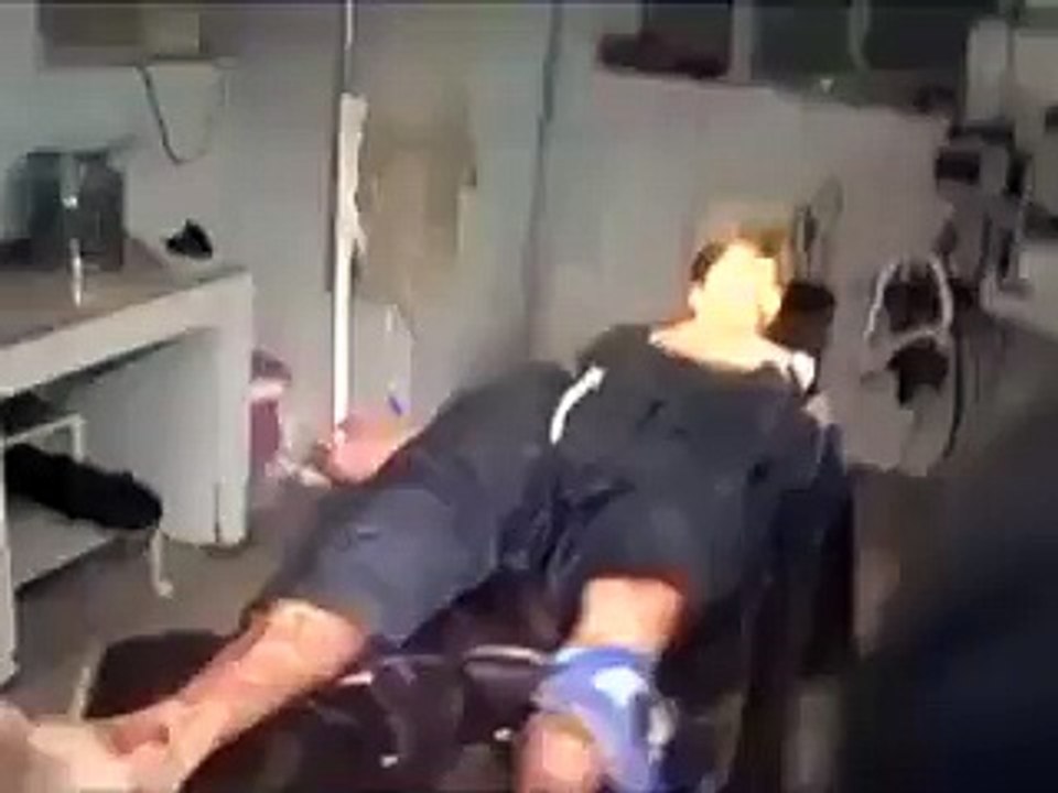 PMLN Mehmod ul Hassan breaks legs of Bureau Cheif of Tv Channel - Video Dailymotion
