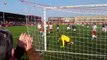 Edwin van der Sar stoppe un penalty pour son retour dans un club amateur