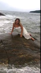Cette jeune mariée brésilienne voulait juste prendre une photo au bord de l'eau